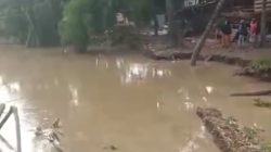 Kota Bekasi - Kondisi terkini Wisata Hutan Bambu, Bekasi Selatan, usai terjadi longsor akibat pengosotan air Kali Bekasi, Kamis (12/2/2026). Foto: Gobekasi.id.