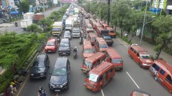 Kota Bekasi - Aksi Blokade Jalan Ahmad Yani oleh ratusan sopir Angkot dalam protes operasional Bus Trans Beken dan Trans Patriot, Kamis (12/2/2026).