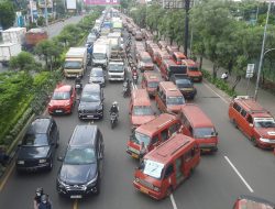 Sopir Angkot Blokade Jalan Ahmad Yani, Tolak Operasional Trans Beken Gratis