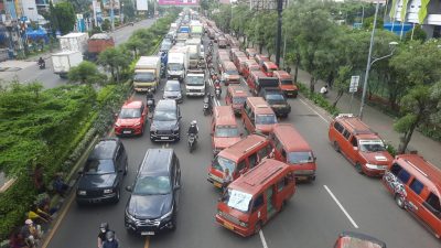 Kota Bekasi - Aksi Blokade Jalan Ahmad Yani oleh ratusan sopir Angkot dalam protes operasional Bus Trans Beken dan Trans Patriot, Kamis (12/2/2026).