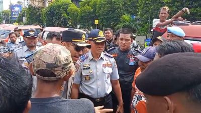 Kota Bekasi - Kepala Dinas Perhubungan Kota Bekasi, Zeno Bachtiar saat menemui para sopir yang melakukan aksi blokade Jalan Ahamad Yani, Bekasi Selatan, Kamis (12/2/2026). Foto: Gobekasi.id.
