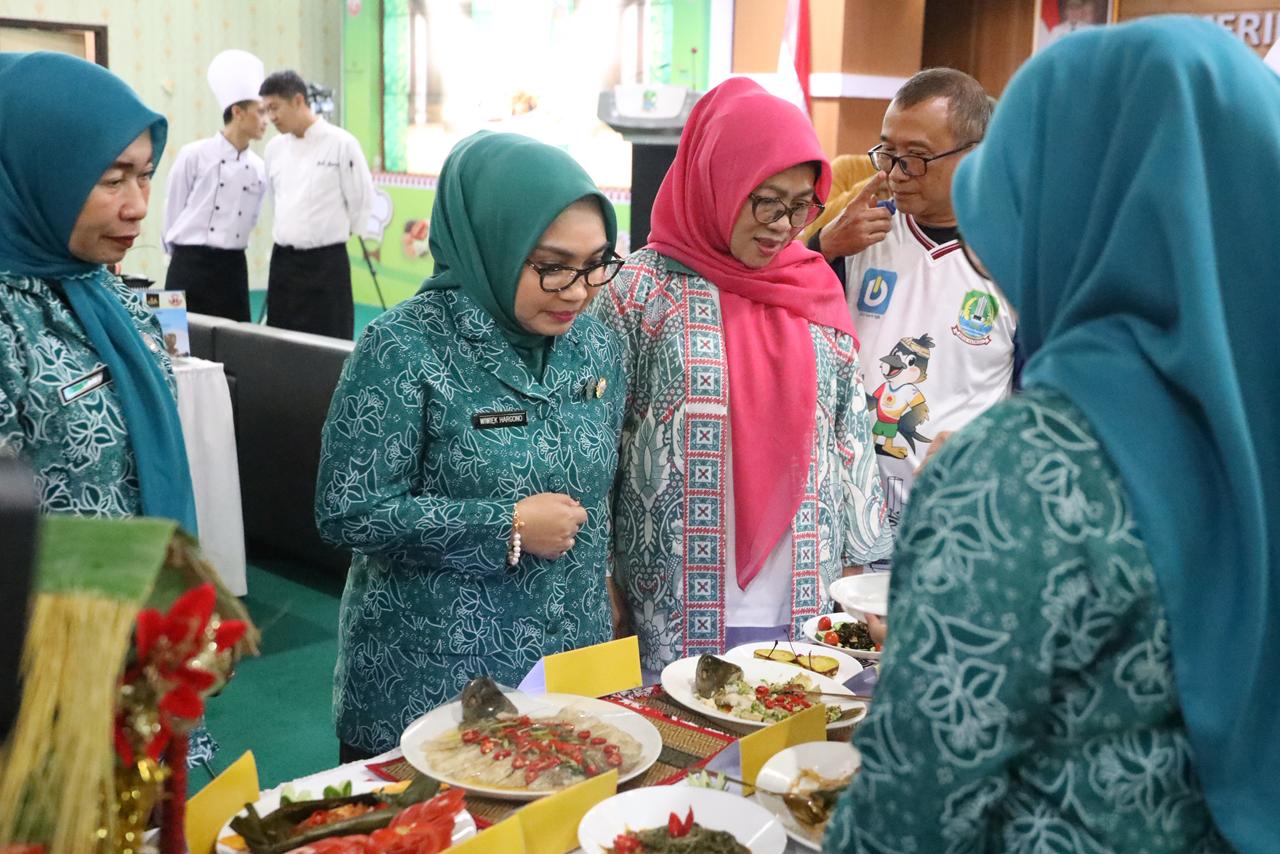 Kota Bekasi - Tim Penggerak PKK Kota Bekasi bersama Dinas Perdagangan dan Perindustrian Kota Bekasi menggelar Lomba Kreasi Makanan Etnik diAula Nonon Sontanie, Kota Bekasi, Jumat (13/2/2026). Foto: Ist/Gobekasi.id.