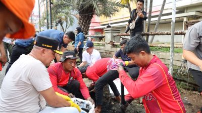Kota Bekasi - Hanif Faisol Nurofiq, Menteri Lingkungan Hidup Republik Indonesia, turun ke lapangan bersama Tri Adhianto dalam aksi bersih-bersih kawasan Jalan Juanda hingga Pasar Baru, Bekasi Timur, Sabtu (14/2/2026). Foto: Ist/Gobekasi.id.