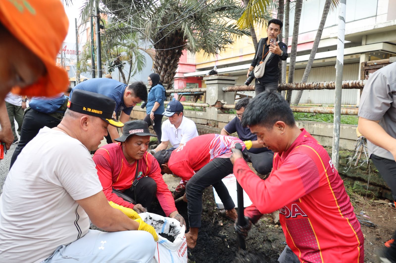 Kota Bekasi - Hanif Faisol Nurofiq, Menteri Lingkungan Hidup Republik Indonesia, turun ke lapangan bersama Tri Adhianto dalam aksi bersih-bersih kawasan Jalan Juanda hingga Pasar Baru, Bekasi Timur, Sabtu (14/2/2026). Foto: Ist/Gobekasi.id.