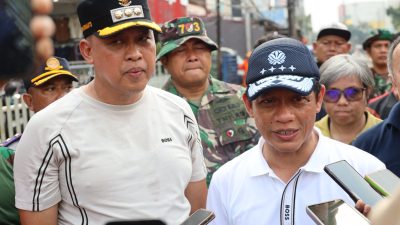 Kota Bekasi -Hanif Faisol Nurofiq, Menteri Lingkungan Hidup Republik Indonesia, turun ke lapangan bersama Tri Adhianto dalam aksi bersih-bersih kawasan Jalan Juanda hingga Pasar Baru, Bekasi Timur, Sabtu (14/2/2026). Foto: Ist/Gobekasi.id.