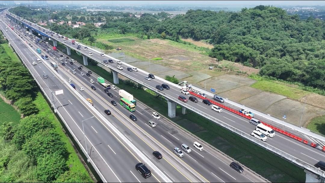 Kota Bekasi - Kondisi lalin di ruas Jalan Layang Tol MBZ. Foto: Ist/Gobekasi.id.