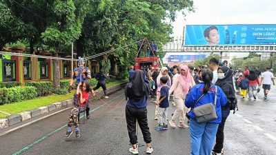 Kota Bekasi - Kegiatan edukatif dan permainan interaktif dalam ajang Car Free Day (CFD) di Jalan Ahmad Yani oleh Disdamkarmat Kota Bekasi, Minggu (15/2/2026). Foto: Ist/Gobekasi.id.
