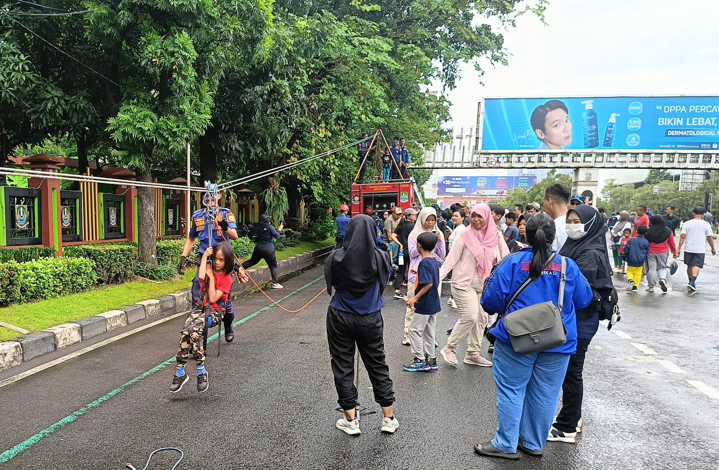 Kota Bekasi - Kegiatan edukatif dan permainan interaktif dalam ajang Car Free Day (CFD) di Jalan Ahmad Yani oleh Disdamkarmat Kota Bekasi, Minggu (15/2/2026). Foto: Ist/Gobekasi.id.