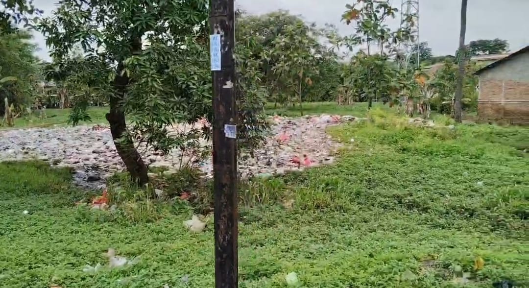 Kabupaten Bekasi - Sebidang lahan yang sebelumnya hijau dipenuhi rerumputan di Kampung Bulu, Desa Setia Mekar, Tambun Selatan, berubah menjadi tempat sampah liar. Foto: Gobekasi.id.
