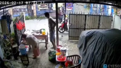Kota Bekasi - Rekaman CCTV pencurian terhadap nenek penjual nasi uduk alan Bulak Tinggi Raya, Kelurahan Jatiwarna, Kecamatan Pondok Melati, Selasa (17/2/2026). Instagram/@mamin_wijaya