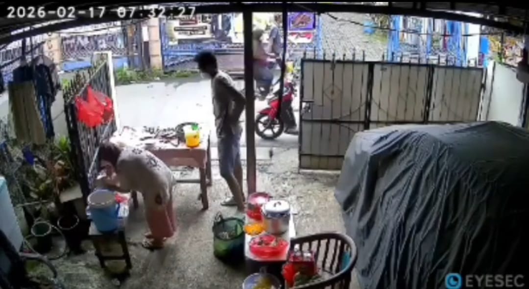 Kota Bekasi - Rekaman CCTV pencurian terhadap nenek penjual nasi uduk alan Bulak Tinggi Raya, Kelurahan Jatiwarna, Kecamatan Pondok Melati, Selasa (17/2/2026). Instagram/@mamin_wijaya
