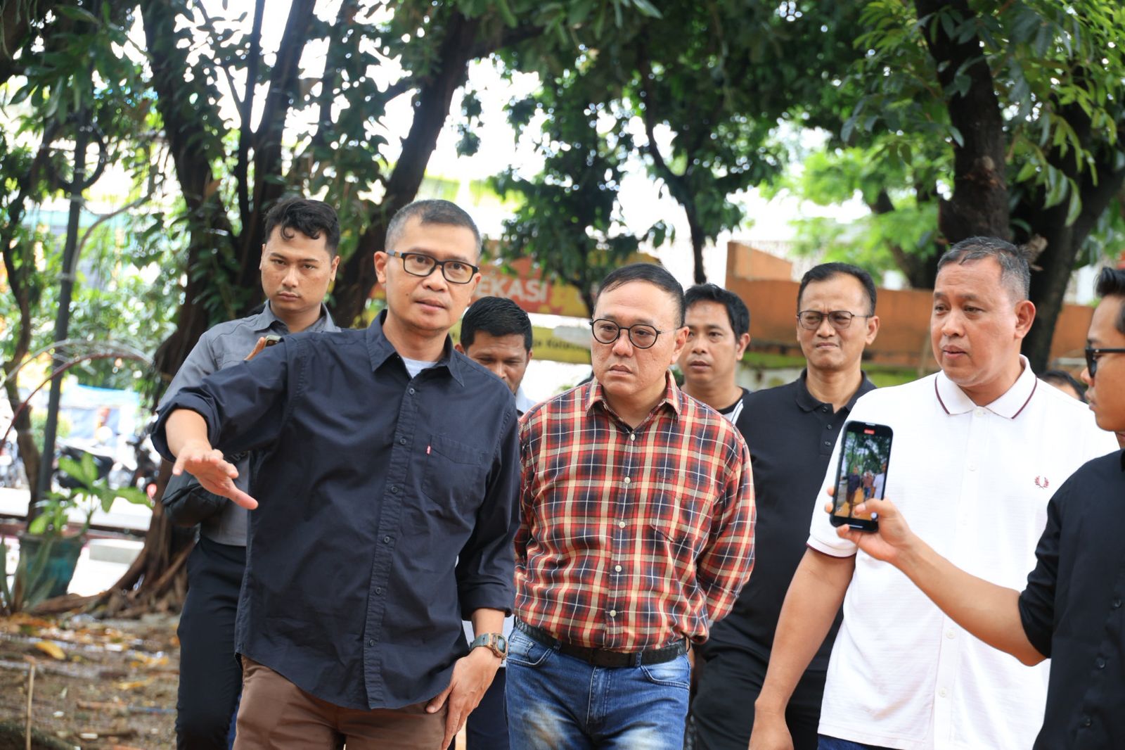 Kota Bekasi - Wali Kota Bekasi Tri Adhianto meninjau Alun-Alun Bekasi yang baru saja direvitalisasi bersama Anggota DPRD Jawa Barat, Senin (16/2/2026). Foto: Ist/Gobekasi.id.