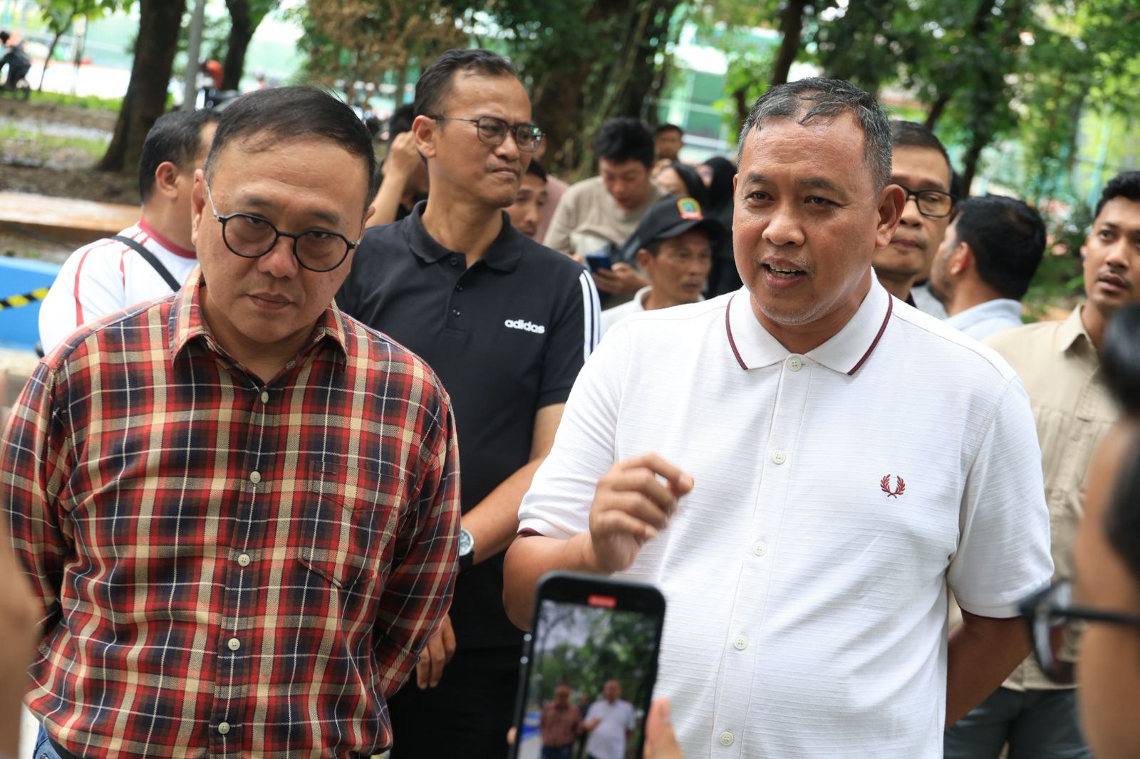 Kota Bekasi -Wali Kota Bekasi Tri Adhianto meninjau Alun-Alun Bekasi yang baru saja direvitalisasi bersama Anggota DPRD Jawa Barat, Senin (16/2/2026). Foto: Ist/Gobekasi.id.