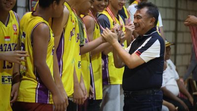 Kota Bekasi - Wakil Wali Kota Bekasi, Abdul Harris Bobihoe saat memberikan support kepda para atlet dalam turnamen Bekasi Cup Vol II. Foto: Ist/Gobekasi.id.