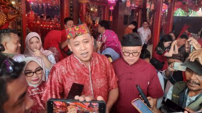 Kota Bekasi - Wali Kota Bekasi, Tri Adhianto Tjahyono, meninjau langsung pelaksanaan perayaan Gong Xi Fa Cai di Klenteng Hok Lay Kiong, Bekasi Timur, Selasa (17/2/2026). Foto: Septian/Gobekasi.id.