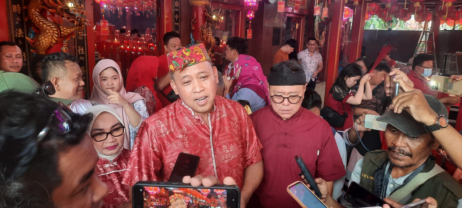 Kota Bekasi - Wali Kota Bekasi, Tri Adhianto Tjahyono, meninjau langsung pelaksanaan perayaan Gong Xi Fa Cai di Klenteng Hok Lay Kiong, Bekasi Timur, Selasa (17/2/2026). Foto: Septian/Gobekasi.id.