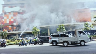 Kota Bekasi - Disdamkarmat Kota Bekasi melakukan pemadaman kebakaran Mall Ciputra Cibubur, Selasa (17/2/2026). Foto: Septian/Gobekasi.id.