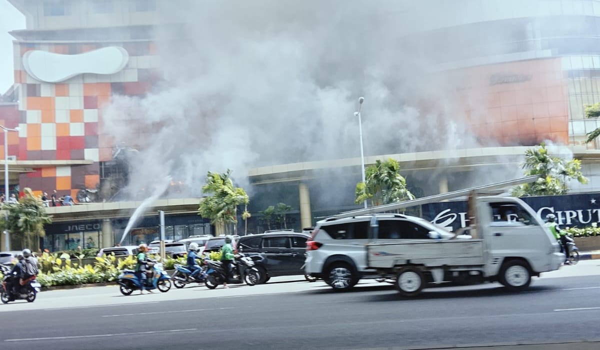 Kota Bekasi - Disdamkarmat Kota Bekasi melakukan pemadaman kebakaran Mall Ciputra Cibubur, Selasa (17/2/2026). Foto: Septian/Gobekasi.id.