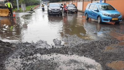 Kota Bekasi - Jalan rusak dan berlubang di Kalimalang, Bekasi Selatan, Kota Bekasi. Foto: Septian/Gobekasi.id.