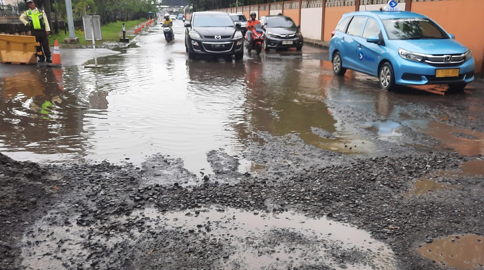 Kota Bekasi - Jalan rusak dan berlubang di Kalimalang, Bekasi Selatan, Kota Bekasi. Foto: Septian/Gobekasi.id.