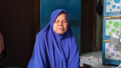 Kota Bekasi - Nenek Atnah (65) saat ditemui di kediamannya di RT 04 RW 03, Kelurahan Jatiwarna, Kecamatan Pondok Melati, Kamis (19/2/2026). Foto: Septian/Gobekasi.id.