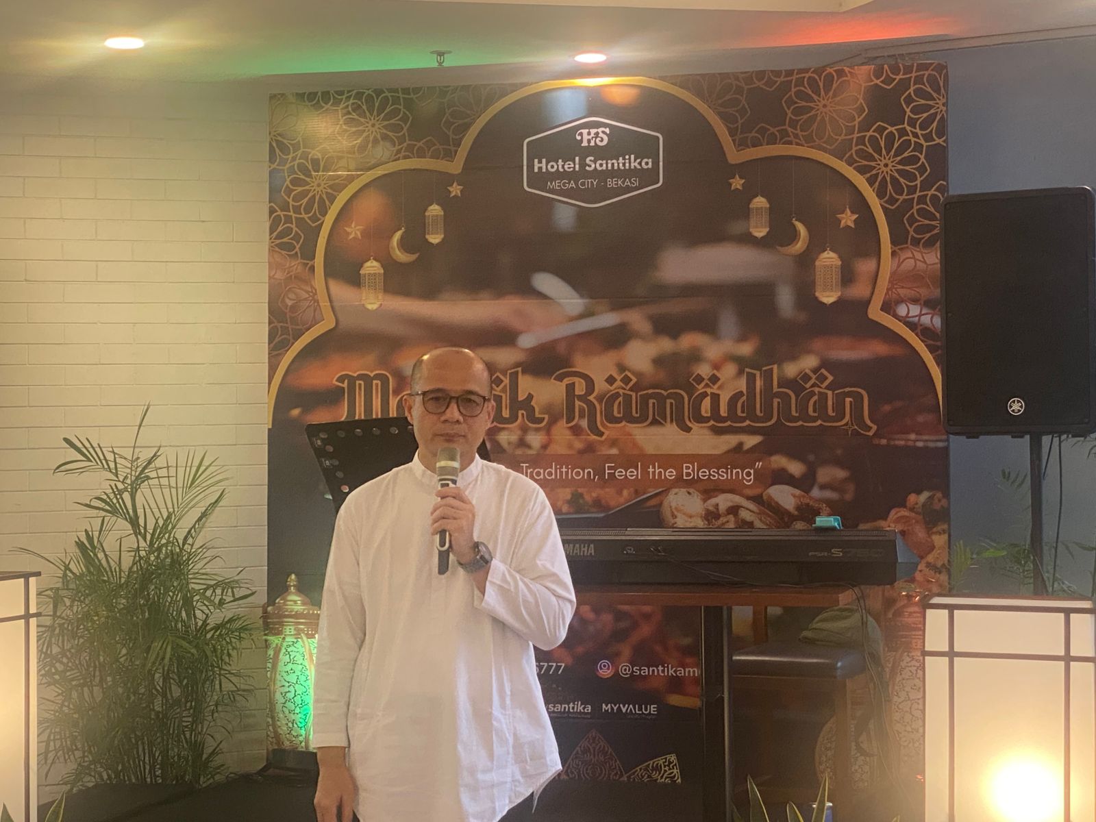 Kota Bekasi - General Manager Hotel Santika Mega City Bekasi, Maryunus Harefa. Foto: Gobekasi.id.