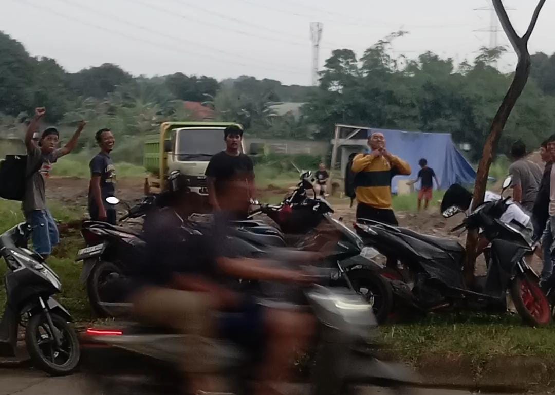 Kota Bekasi - Para terduga pelaku yang melakukan pelecehan verbal atau catcalling kepada Anjani, saat berjalan santai di kawasan Vida, Kota Bekasi, Rabu (18/2/2026). Foto: Doc.korban