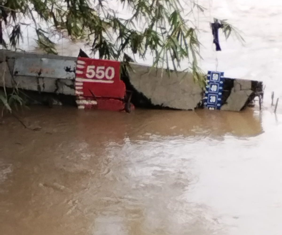 Kota Bekasi - Kondisi Tinggi Muka Air (TMA) Kali Bekasi nyaris mencapai top level pada Jumat (20/2/2026). Foto: Gobekasi.id.