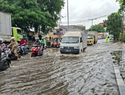 Jalur Vital Bekasi–Jaktim Kembali Lumpuh, Banjir 30 Sentimeter Rendam Jalan Sultan Agung