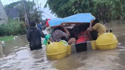 Kabupaten Bekasi - Warga Bekasi Green Village mengevakuasi diri menggunakan perahu karet akibat banjir yang menerjang Jumat (20/2/2026). Foto: Gobekasi.id.