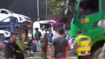 Kota Bekasi - Pemotor tewas di Jalan Sultan Agung terlindas truk trailer usai menghinadri lubang, Rabu (18/2/2026) malam. Foto: Ist/Gobekasi.id.