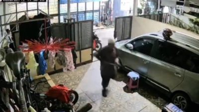 Kota Bekasi - Tangkapan layar CCTV maling berkopiah dan bersarung menyatroni rumah warga di Jatiluhur, Kota Bekasi. Foto: Ist/Gobekasi.id.