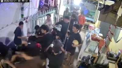 Kota Bekasi - Tangkapan layar penyerangan brutal terhadap remaja yang sedang berada di sebuah Warkop kawasan Jalan Pintu Air, Pondok Melati, Kota Bekasi. Sabtu (21/2/2026). Foto: Ist/Gobekasi.id.