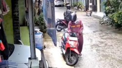 Terekam CCTV, Komplotan Curanmor Gasak Honda Beat di Tarumajaya Siang Hari