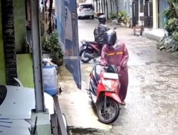 Terekam CCTV, Komplotan Curanmor Gasak Honda Beat di Tarumajaya Siang Hari