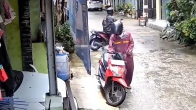 Kabupaten Bekasi - Dua kompotan curanmor berhasil membawa kabur sepeda motor Honda Beat di Perumahan Bojong Mas Indah 2, Blok H2 No.15, Kecamatan Tarumajaya, Kabupaten Bekasi, pada Rabu (18/2/2026) siang. Foto: Ist/Gobekasi.id.