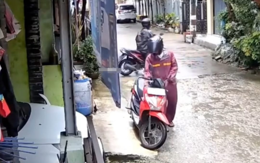 Kabupaten Bekasi - Dua kompotan curanmor berhasil membawa kabur sepeda motor Honda Beat di Perumahan Bojong Mas Indah 2, Blok H2 No.15, Kecamatan Tarumajaya, Kabupaten Bekasi, pada Rabu (18/2/2026) siang. Foto: Ist/Gobekasi.id.