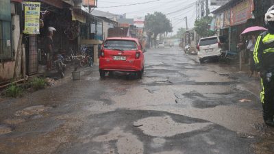 Kota Bekasi - Kondisi Jalan Caringin, Mustikasari, Mustikajaya, Kota Bekasi yang rusak parah dan menjadi perhatian pemerintah. Foto: Ist/Gobekasi.id.