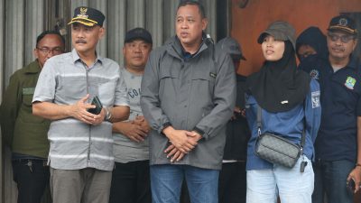 Kota Bekasi - Wali Kota Bekasi, Tri Adhianto Tjahyono meninjau langsung Jalan Caringin Mustikasari, Mustikajaya, pada Minggu (22/2/2026). Foto: Ist/Gobekasi.id.