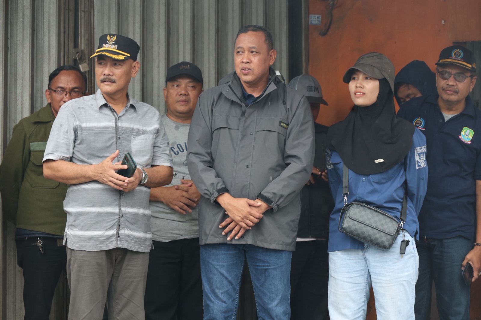 Kota Bekasi - Wali Kota Bekasi, Tri Adhianto Tjahyono meninjau langsung Jalan Caringin Mustikasari, Mustikajaya, pada Minggu (22/2/2026). Foto: Ist/Gobekasi.id.