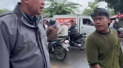 Kota Bekasi - Wali Kota Bekasi Tri Adhianto saat menghentikan langsung aktivitas penggalian kabel fiber optik di Jalan Kaliabang Tengah, Bekasi Utara, Minggu (22/2/2026). Foto: Ist/Gobekasi.id.