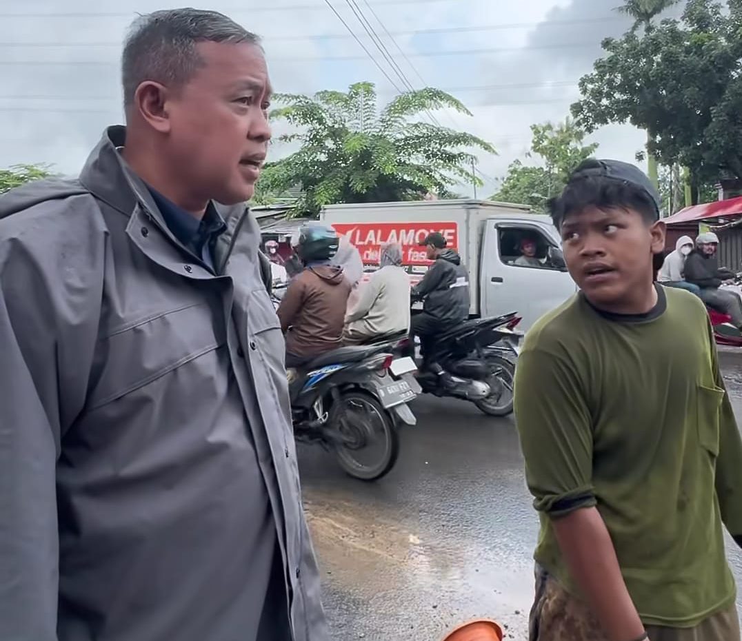 Kota Bekasi - Wali Kota Bekasi Tri Adhianto saat menghentikan langsung aktivitas penggalian kabel fiber optik di Jalan Kaliabang Tengah, Bekasi Utara, Minggu (22/2/2026). Foto: Ist/Gobekasi.id.