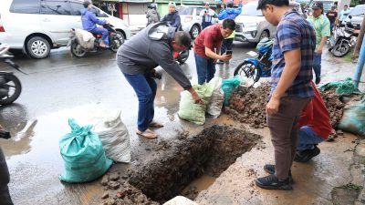 Kota Beksai - Wali Kota Bekasi Tri Adhianto murka terhadap galian kabel optik yang ada di Jalan Kaliabang, Bekasi Utara. Foto: Ist/Gobekasi.id.