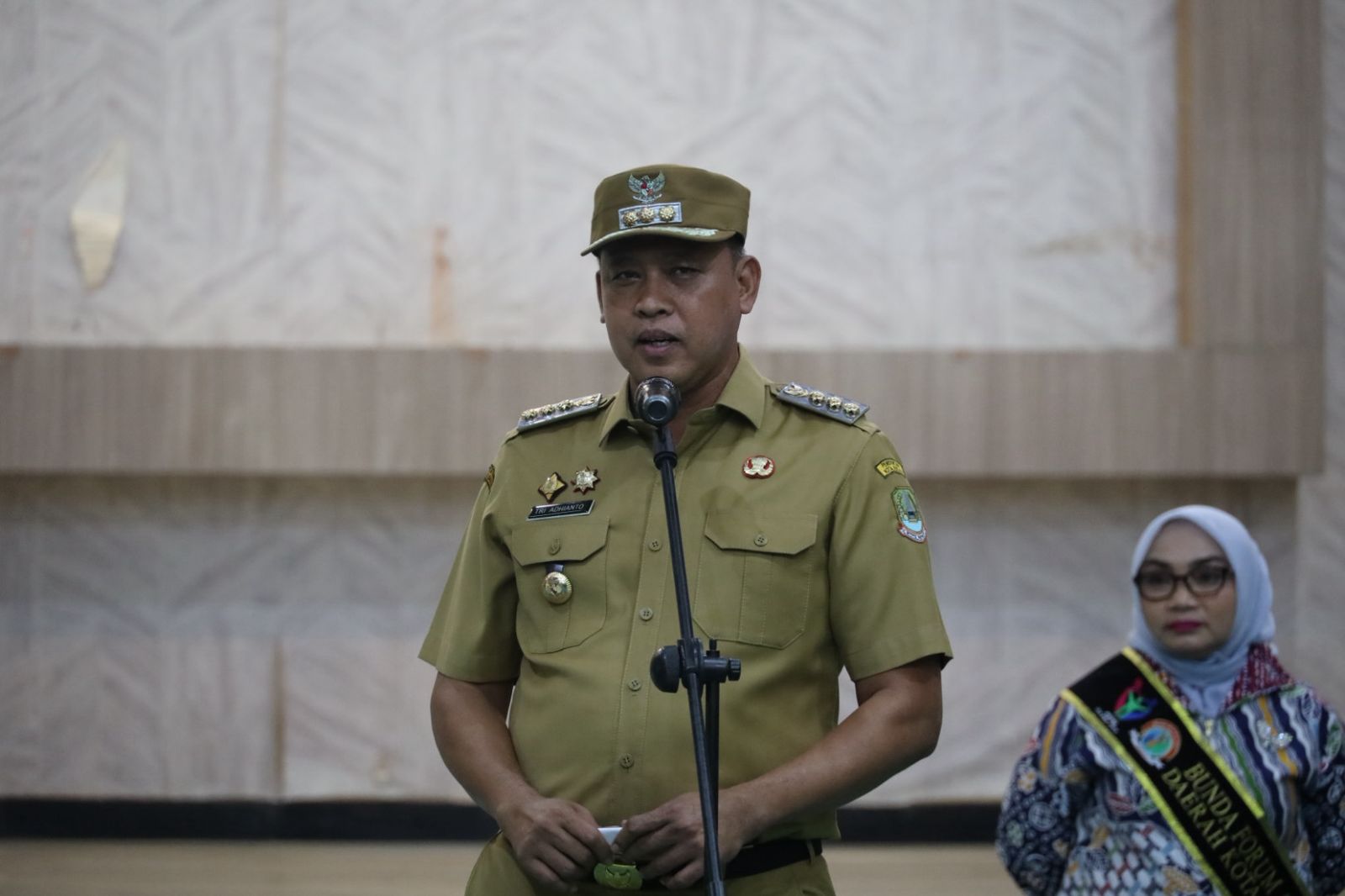 Kota Bekasi - Wali Kota Bekasi Tri Adhianto menekankan untuk refleksi, pembenahan dan kerja nyata dalam peringatan setahun kepiemimpinannya. Foto: Ist/Gobekasi.id.