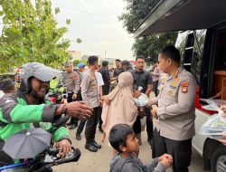 Kapolres Turun ke Jalan, Bagi Takjil dan Bangun Kedekatan di Bekasi Utara
