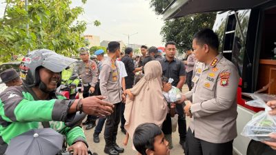 Kota Bekasi - Kapolres Metro Bekasi Kota Kombes Pol Kusumo Wahyu Bintoro turun langsung ke jalan membagikan takjil kepada pengendara dan warga yang melintas di Bekasi Utara, Senin (23/2/2026). Foto: Ist/Gobekasi.id.