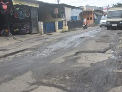Jalan Raya Caringin Rusak Parah, Pengendara yang Lewat Harus Hati-hati