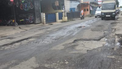 Kota Bekasi - Kondisi Jalan Raya Caringin, Kelurahan Mustiksari, Kecamatan Mustikajaya, Kota Bekasi, alami mkerusakan cukup parah dan menjadi perhatian seirus pemerintah setempat, Selasa (24/2/2026). Foto: Septian/Gobekasi.id.