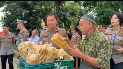 Kota Bekasi - Kapolres Metro Bekasi Kota, Kusumo Wahyu Bintoro, menghampiri seorang pedagang kecil yang menjajakan gendar opak di tepi jalan, Senin (23/2/2026). Foto: Ist/Gobekasi.id.