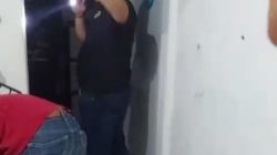 Kota Bekasi - Petugas Polsek Bekasi Utara saat menggeledah sebuah rumah yang dijadikan pusat transaksi peredaran obat daftar G di Kaliabang, Bekasi Utara, Kota Bekasi. Foto: Ist/Gobekasi.id.